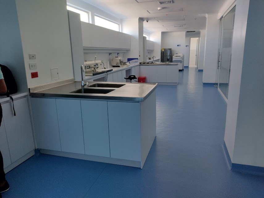 Laboratorio de patología con mesones y mobiliario en PVC – Laboratorio de Patología CECAD