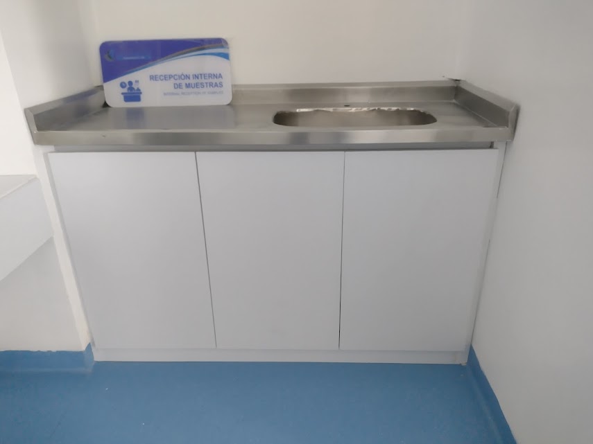 Montaje de laboratorio con acabados y puertas en PVC – Laboratorio de Patología CECAD