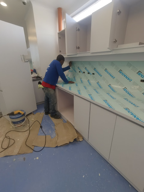 Montaje de laboratorio con acabados y puertas en PVC – Laboratorio de Patología CECAD