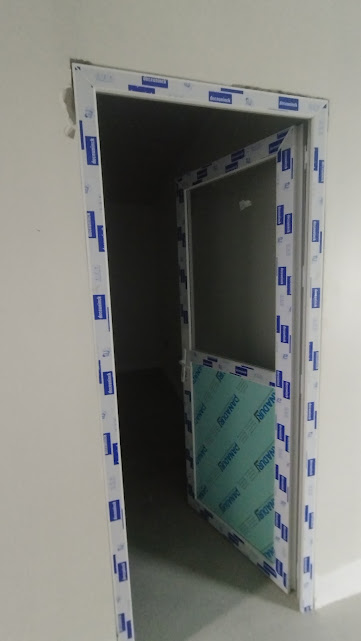 Puerta en PVC con película protectora recién instalada – Edificio Multifuncional – Universidad de Sucre
