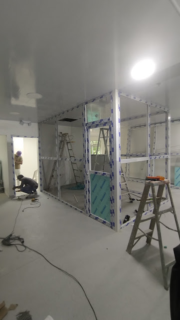 Instalación de divisiones y puertas en PVC en edificio multifuncional – Edificio Multifuncional – Universidad de Sucre