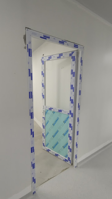 Puerta en PVC con película protectora recién instalada – Edificio Multifuncional – Universidad de Sucre