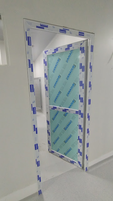 Puerta en PVC con película protectora recién instalada – Edificio Multifuncional – Universidad de Sucre