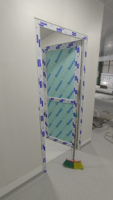 Puerta en PVC con película protectora recién instalada – Edificio Multifuncional – Universidad de Sucre