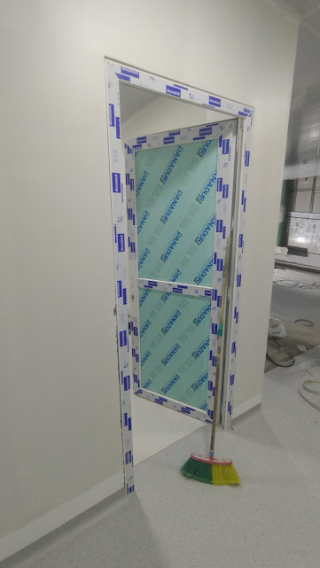 Puerta en PVC con película protectora recién instalada – Edificio Multifuncional – Universidad de Sucre