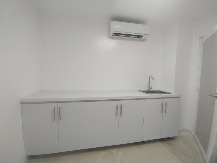 Mueble de lavamanos con gabinetes en PVC para área clínica – Adecuaciones hospitalarias